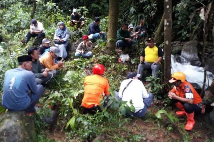 Tabur Bunga dan Doa di Curug Kembar, Semoga Jasad Siswi SMP IT Al-Hikmah Korban Hanyut Segera Ditemukan