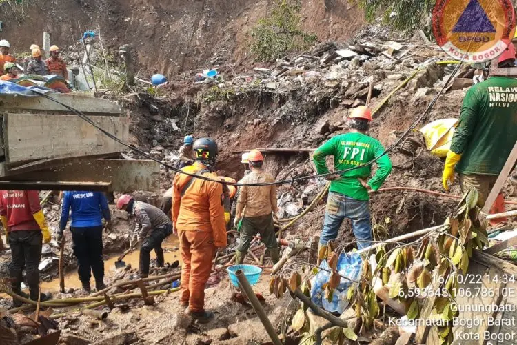 Tim Sar Gabungan Berhasil Evakuasi Seluruh Korban Longsor Gang Barjo Kota Bogor
