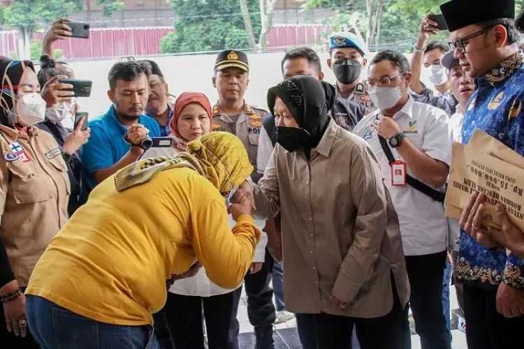 Mensos Berikan Santunan Korban Tanah Longsor, Bima Sampaikan Solusi