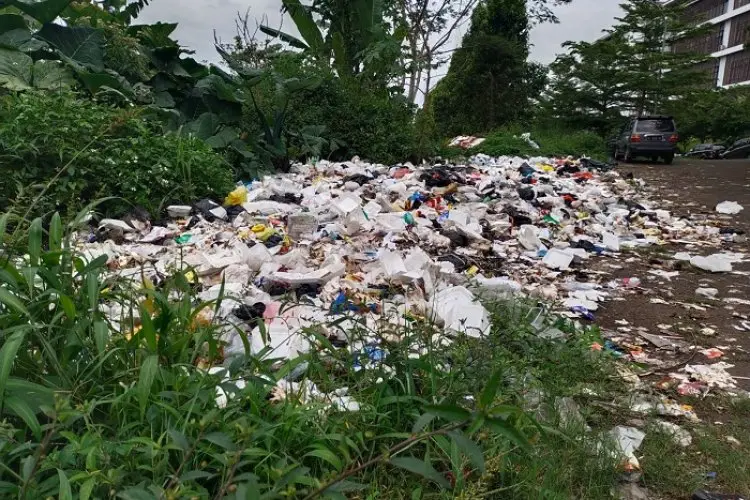 Duhh...Sampah Menumpuk, Bau Menyengat Hiasi Komplek Pemda KBB