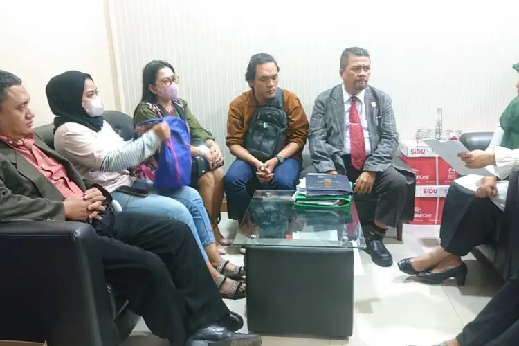 Puluhan Pekerja RS UKM Bandung Ngadu ke Dewan Lantaran PHK Sepihak