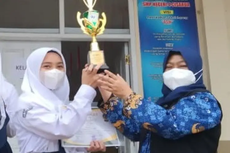 Siswi SMPN 4 Cisarua Banggakan Sekolah Lewat Puisi 
