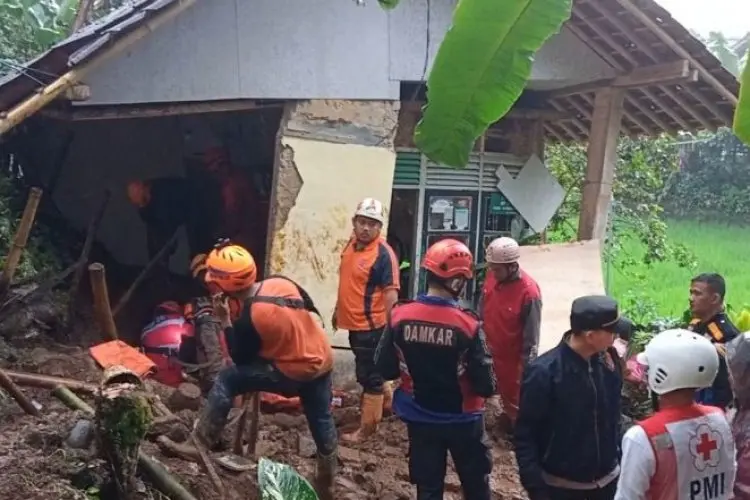 Longsor di Sukabumi, Bapak dan Anak Tertimbun