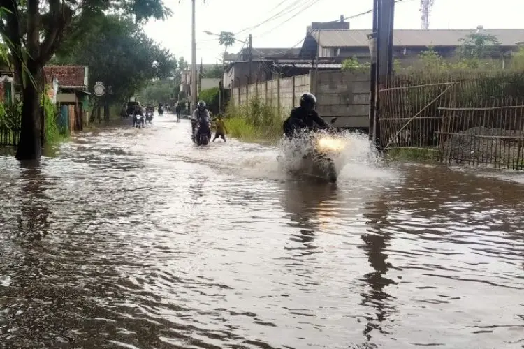 Citarum Meluap, Ratusan Rumah di Kubang Bojong Terendam dan Sempat Putuskan Akses Jalan