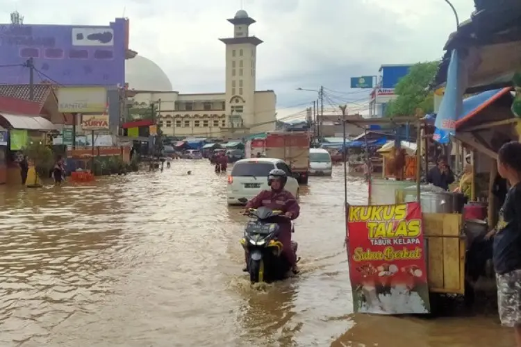 Banjir Dayeuhkolot Masih Menggenangi Pasar dan Jalan Raya