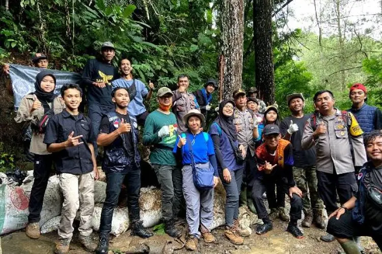 Sampah Bra dan Celana Dalam Perempuan Bertebaran di Situs Budaya Nagara Padang Ciwidey, Pegiat Lingkungan Sukses Pungut 25 Karung 'Barang Bukti'