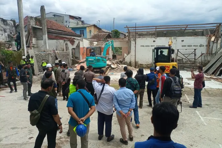 Pemkot Bongkar Bangunan Diatas Longsor Gang Barjo 