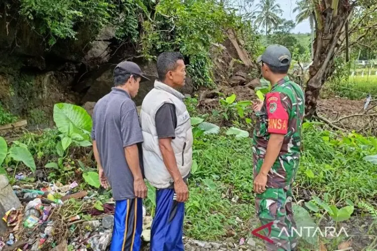 Petugas Temukan Jasad Anak Tertimbun Longsor Cidaun