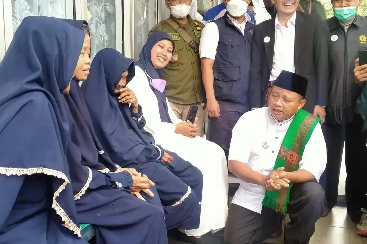 Uu Ruzhanul Ulum Resmikan Pesantren Lansia di Ciparay