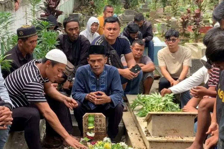 Febri Hariyadi Turut Bantu Proses Pemakaman Ayahanda Henhen Herdiana