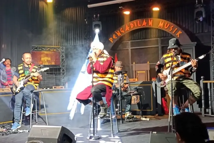 30 Tahun Bermusik, Pas Band Diadili