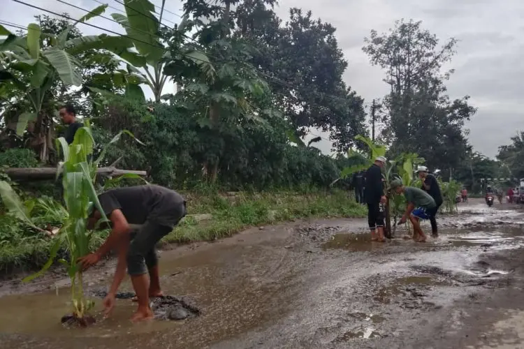 12 Tahun Jalan Tak Kunjung Diperbaiki, Masyarakat Dua Desa di Cihampelas Ancam Golput di Pilkada 2024