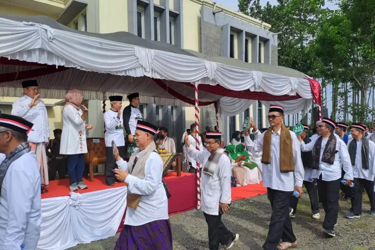 Hari Santri, Ribuan Santri Gerak Jalan Kerukunan di Asrama Haji