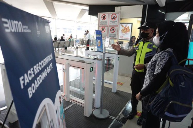 FOTO: Uji Coba Face Recognition Boarding Gate di Stasiun KAI