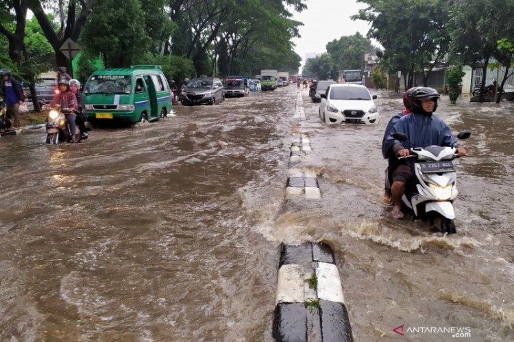 DLHK Angkut Lima Ton Sampah Pasca Banjir Gedebage