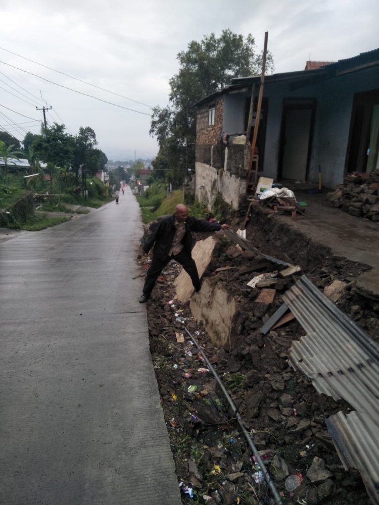 Diguyur Hujan Selama 1 Jam, Tembok Penahan Tebing di Parongpong Ambruk
