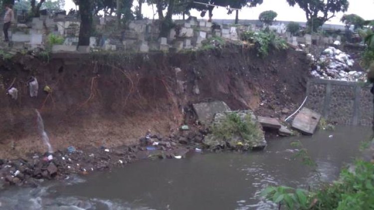 Puluhan Makam di TPU Sirnaraga Tergerus Arus Sungai Cilimus