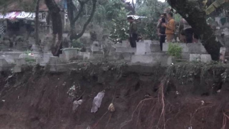 Puluhan Makam di TPU Sirnaraga Tergerus, Kain Kafan 3 Makam Melambai di Tebing Sungai Cilimus
