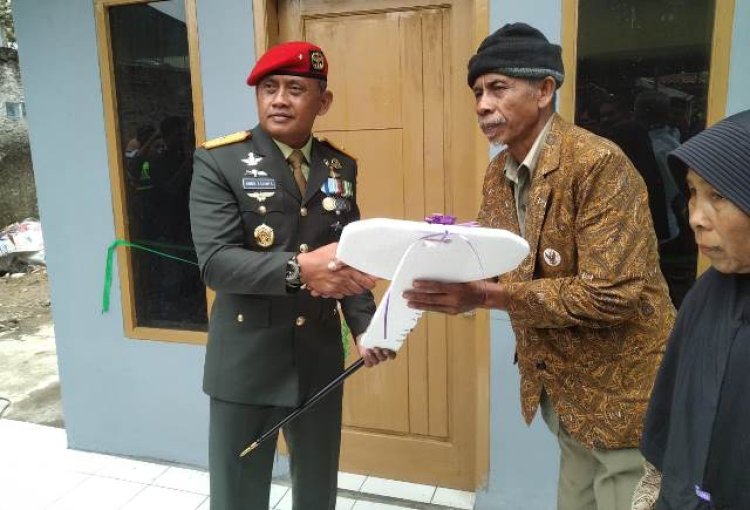 HUT ke-77 TNI, Pusdiklatpassus Batujajar Rehabilitasi Rutilahu dan Baksos di Desa Cangkorah 