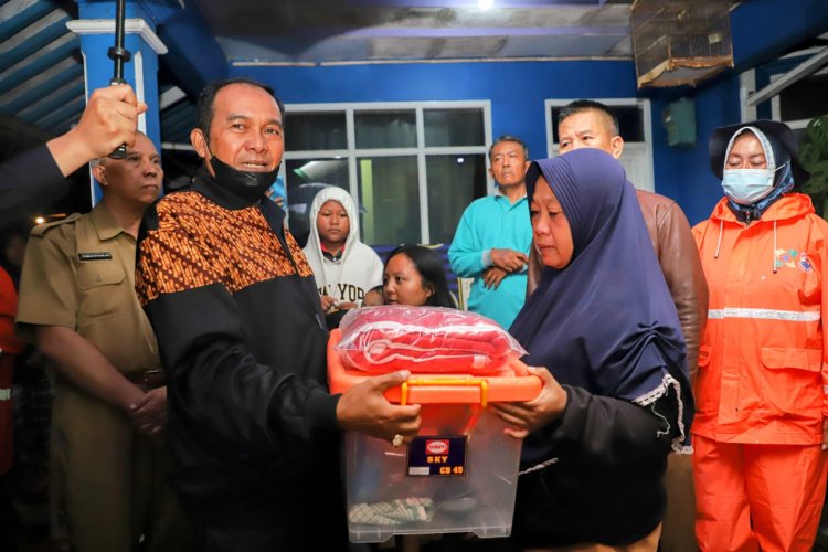 Kunjungi Korban yang Terdampak Banjir, Wali Kota Cimahi Berikan Sejumlah Bantuan