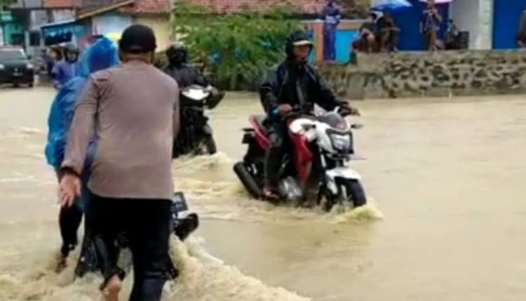 Dua Pompa Air Digunakan BPBD Cianjur Untuk Membuka Jalan Nasional Yang Terendam Banjir
