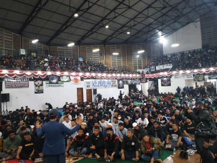 Haru dan Merinding Para Suporter Bersatu di GOR Saparua Bandung