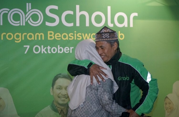 Kolaborasi Grab dan BenihBaik Berikan Beasiswa Puluhan Anak Mitra Berprestasi di Bandung