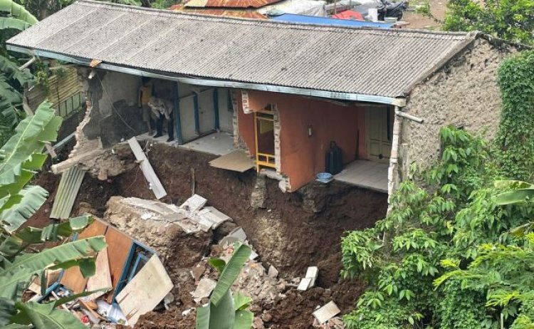 Tergerus Aliran Sungai Ciharashas, Sebuah Rumah di Desa Margajaya KBB Ambruk 