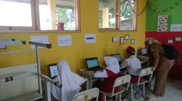 Tak Miliki Komputer, Puluhan Siswa dari Tiga Sekolah di KBB Ikut Nebeng ANBK di Sekolah Lain