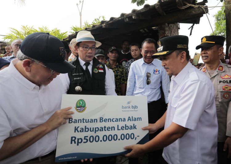 Kunjungi Warga Terdampak Banjir di Lebak Banten, Ridwan Kamil Salurkan Bantuan Kemanusiaan