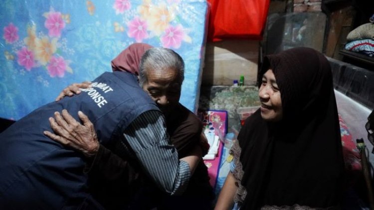 Nenek 70 Tahun Hidup Sebatang Kara, Ridwan Kamil Turut Beri Bantuan