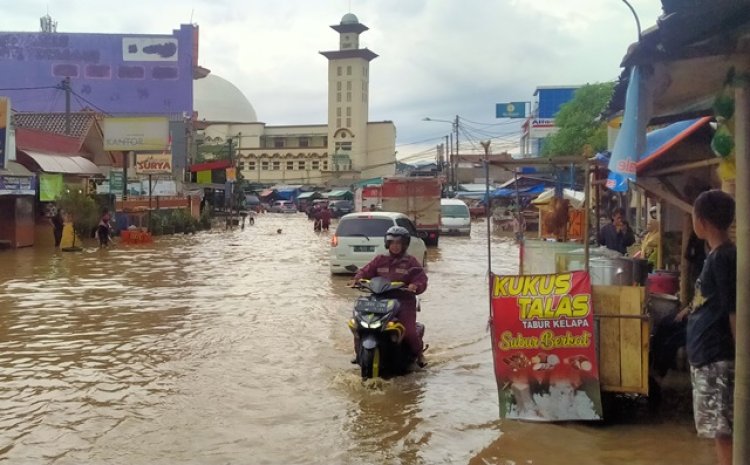 Banjir Dayeuhkolot Masih Menggenangi Pasar dan Jalan Raya