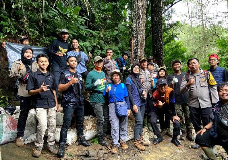 Sampah Bra dan Celana Dalam Perempuan Bertebaran di Situs Budaya Nagara Padang Ciwidey, Pegiat Lingkungan Sukses Pungut 25 Karung 'Barang Bukti'