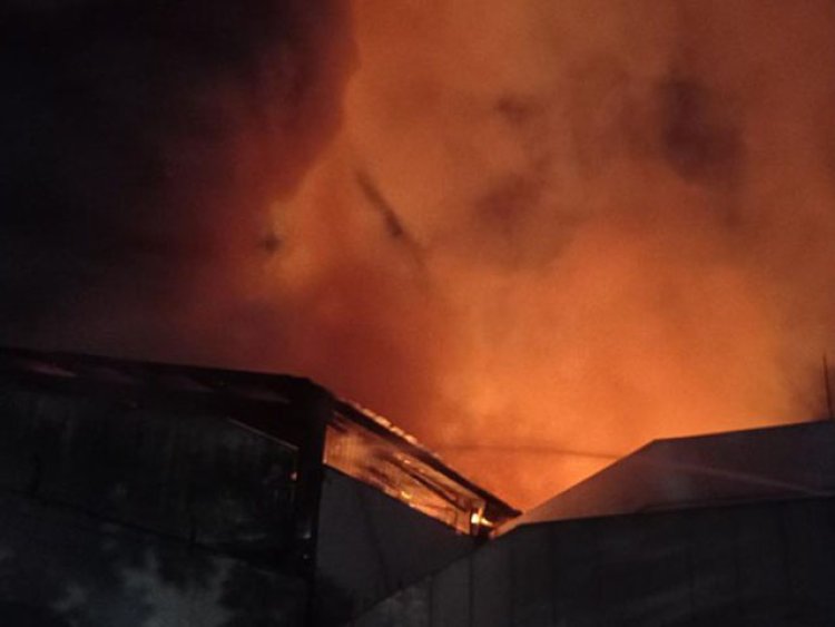 Kebakaran Hebat Terjadi di Kota Bandung, Hampir 10 Jam Pemdam Coba Jinakan Api di Gudang Triplek