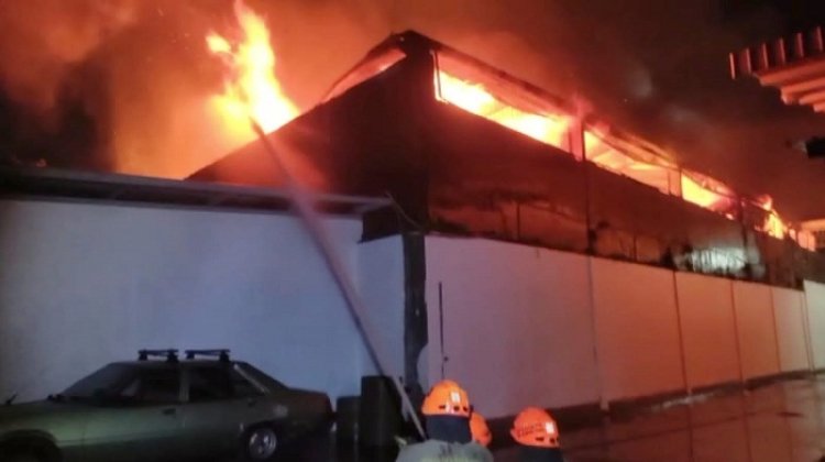 Begini Perjuangan Diskar PB Kota Bandung Berjibaku Meredam Kebakaran Gudang Triplek di Soekarno Hatta