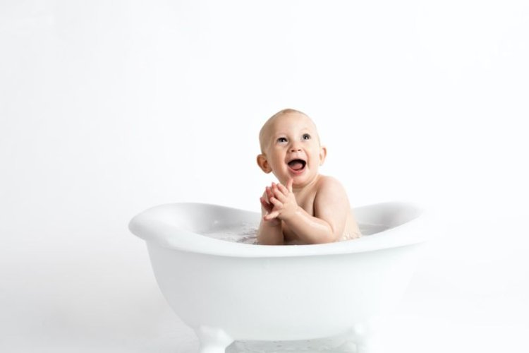 CEK DISINI... Suhu Air yang Tepat Memandikan Bayi