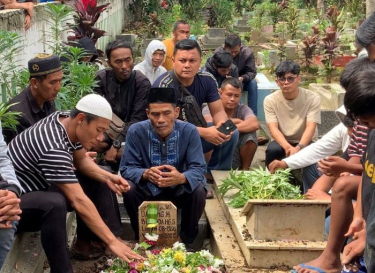 Febri Hariyadi Turut Bantu Proses Pemakaman Ayahanda Henhen Herdiana