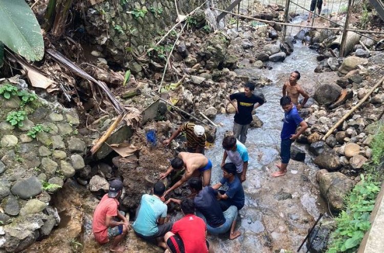 TPT Sungai Cipinang Gading Ambruk Saat Dipakai Main Perosotan, Satu Anak Tewas 