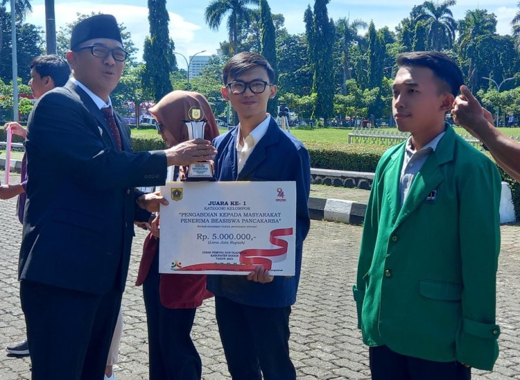 Plt Bupati Bogor Serahkan Hadiah kepada Pemenang Lomba Kepemudaan