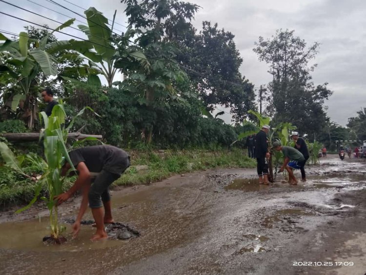 12 Tahun Jalan Tak Kunjung Diperbaiki, Masyarakat Dua Desa di Cihampelas Ancam Golput di Pilkada 2024