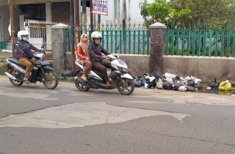 Tumpukan Sampah di Jalan Raya Laswi Ciparay Bikin Jijik Warga Kabupaten Bandung dan Pengguna Jalan