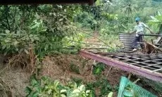 Pemkab Kucurkan Rp50 Juta Bagi Rumah Hancur Akbat Longsor Ciseupan Bungbulang