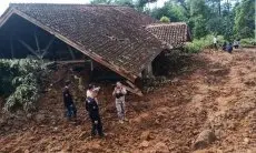 Rumah Guru SMPN 2 Caringin Garut Nyaris Tertimbun Diterjang Longsor