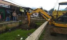 Kerap Diterjang Banjir Saat Hujan, Pemda KBB Lakukan Pengerukan di Sungai Cijangel