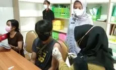 Warga Kecamatan Plumbon Antusias Dapatkan Vaksin Booster