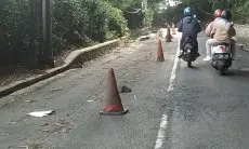 Tiga Tahun Tak Kunjung Diperbaiki, Begini Penampakan Bahu Jalan Kolmas yang Longsor
