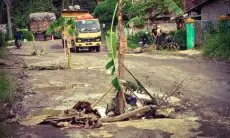 Jalan Rusak di Cipatat Tak Kunjung Diperbaiki, Warga Cipatat Inisiatif Tanam Pohon Pisang di Tengah Jalan