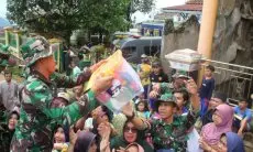 Yonif 315/Garuda Kawal dan Bantu Salurkan Sembako Dari Kemensos Untuk Korban Gempa Cianjur 