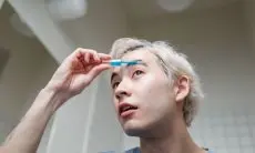 Pria Senang Rias Wajah, Ini Tipsnya Biar Tampak Natural