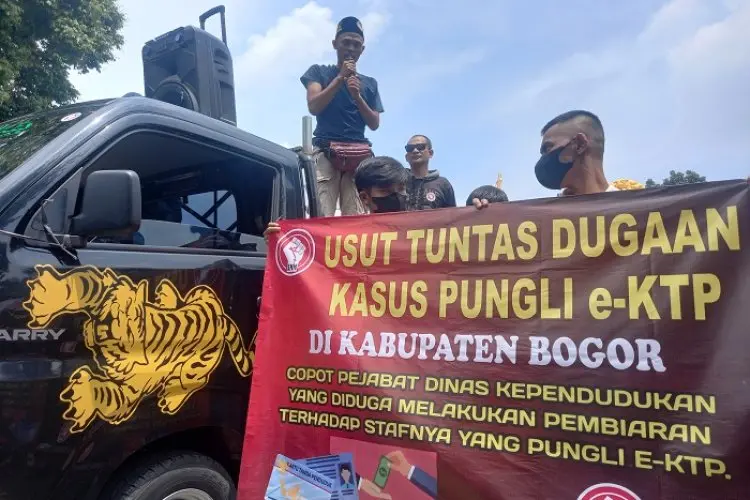 Tak Ada Uang E-KTP Tak Jadi, Warga Ciampea Ontrog Kantor Disdukcapil Bogor